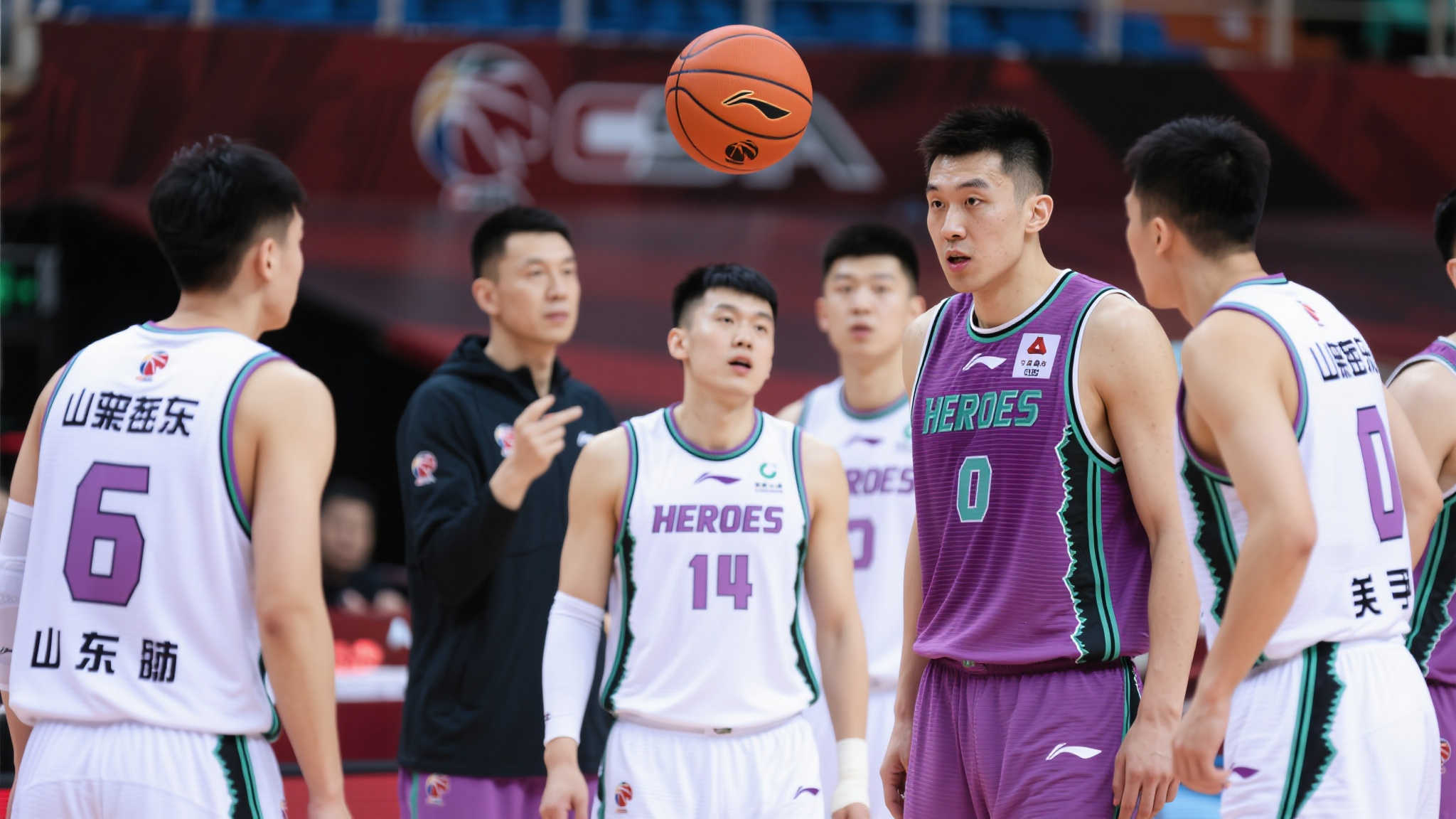 邱彪布局新战略，山东男篮补强计划揭晓，季后赛冲刺箭在弦上
