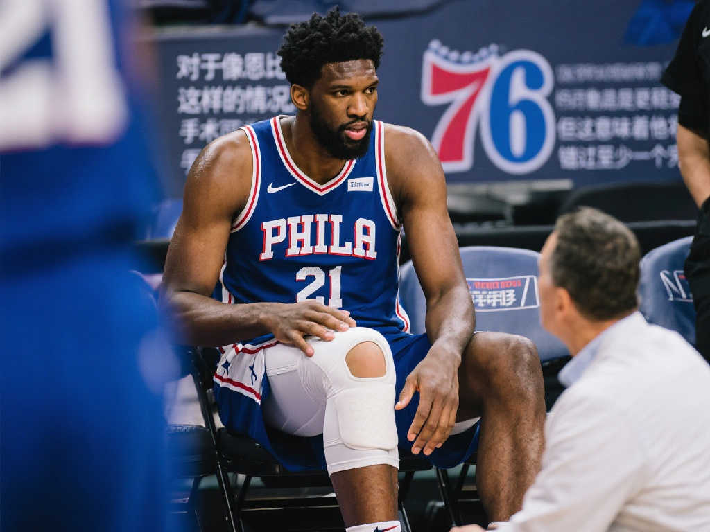 76人危机！恩比德膝伤内幕：手术或致1-2年停赛